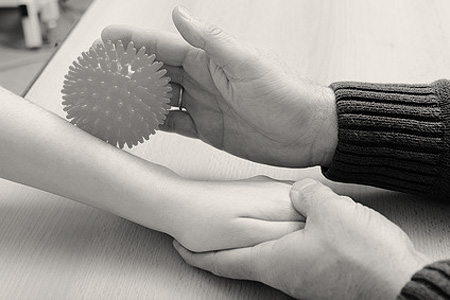 hier die Beweglichkeit des Handgelenks verbessern - z.B. bei Karpaltunnelsyndrom Manuelle Therapie - hier die Beweglichkeit des Handgelenks verbessern