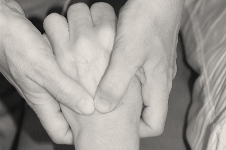 hier die Beweglichkeit des Handgelenks verbessern - z.B. bei Karpaltunnelsyndrom Manuelle Therapie - hier die Beweglichkeit des Handgelenks verbessern